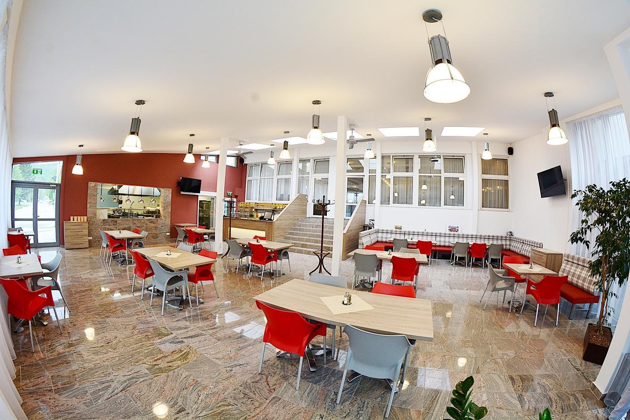 Alexandra Sport Hotel Пухов Экстерьер фото