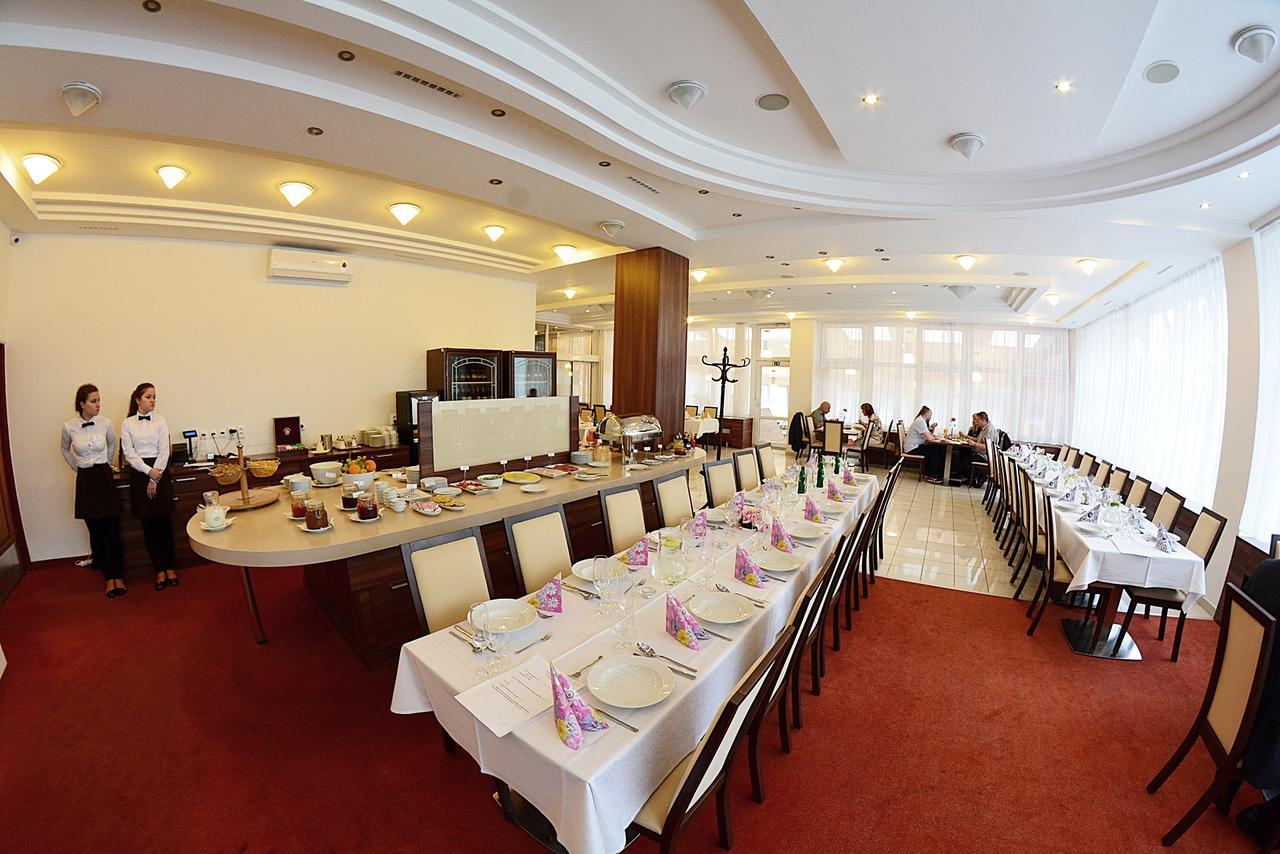 Alexandra Sport Hotel Пухов Экстерьер фото