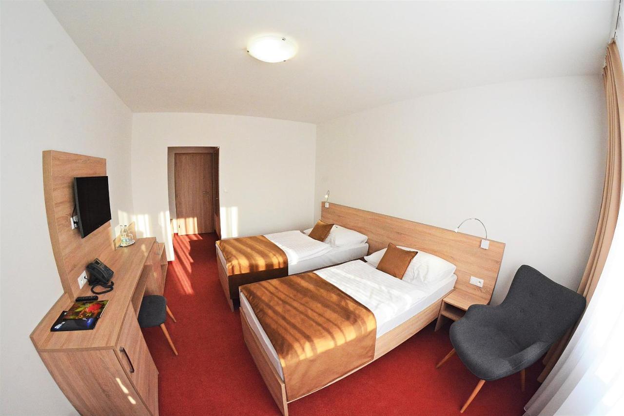 Alexandra Sport Hotel Пухов Экстерьер фото